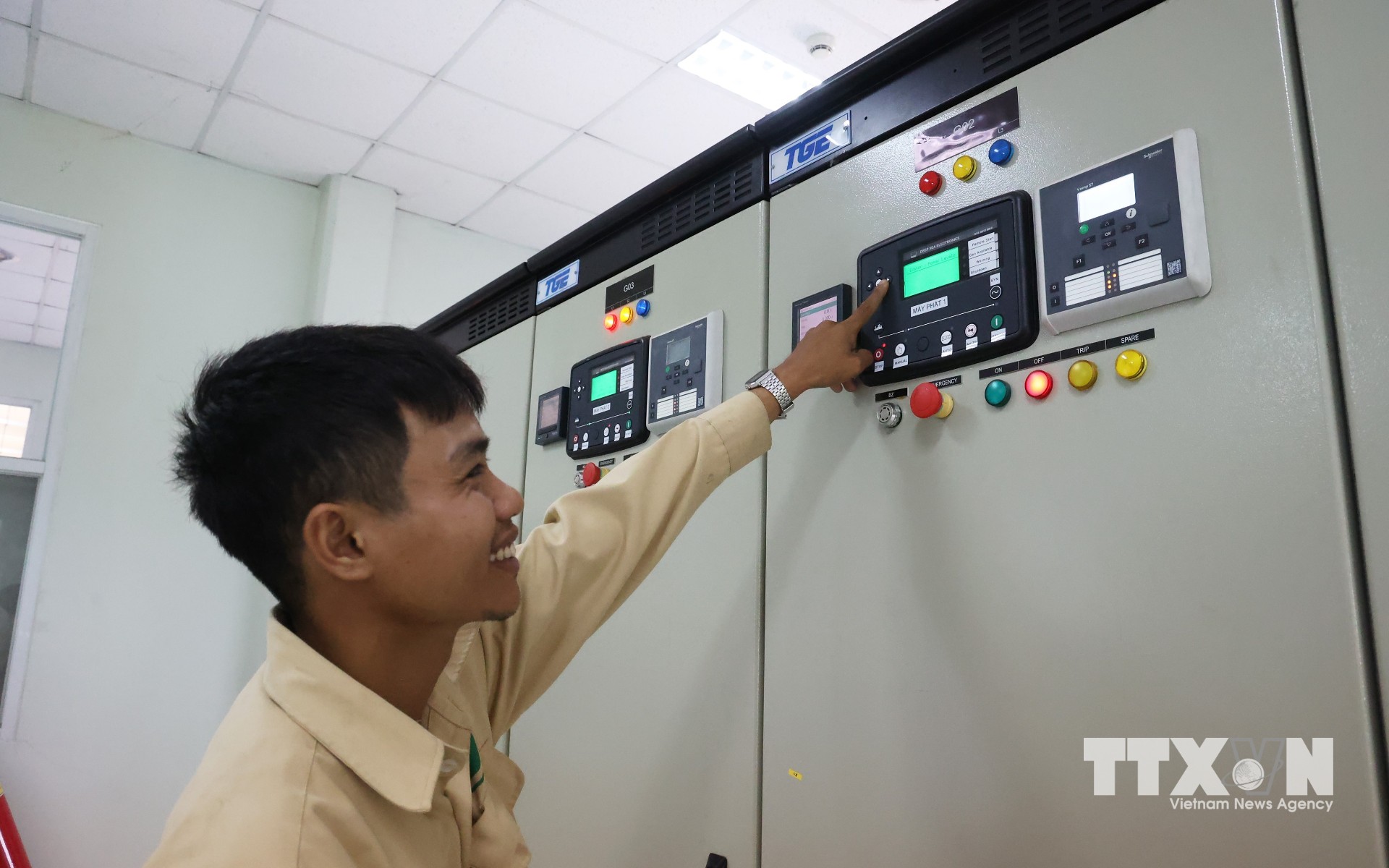 Kỹ sư làm việc trong nhà máy đốt rác phát điện, Khu liên hợp xử lý chất thải Đa Phước (xã Đa Phước), khu xử lý rác lớn nhất Thành phố Hồ Chí Minh. (Ảnh: Hồng Đạt/TTXVN)